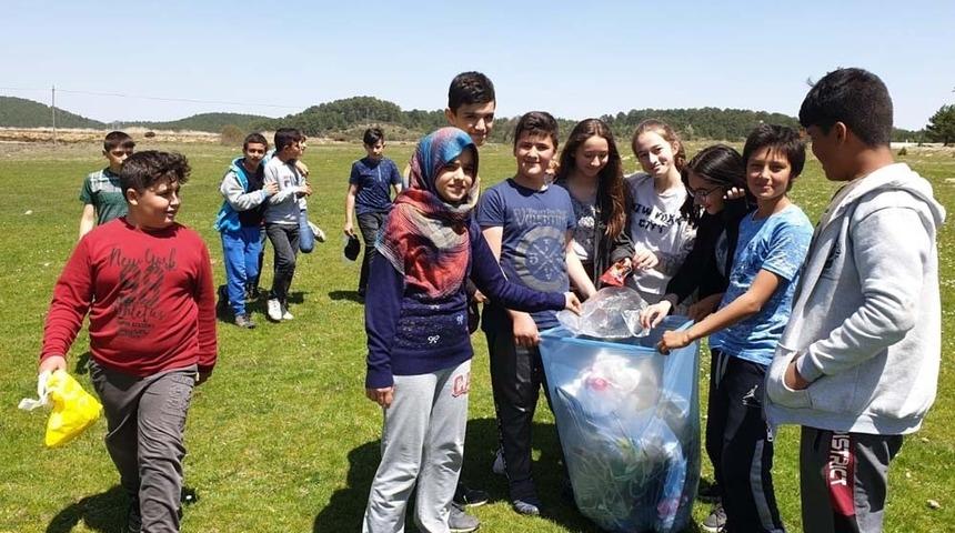 &Ouml;ğrenciler Buldan Yaylası G&ouml;l&uuml; &ccedil;evresini temizledi