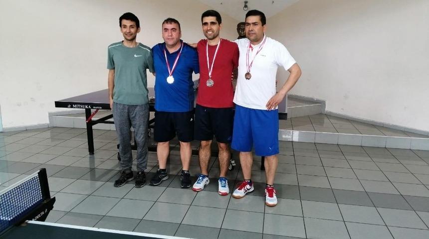 Burhaniye&rsquo;de masa tenisi şampiyonları &ouml;d&uuml;llendirildi