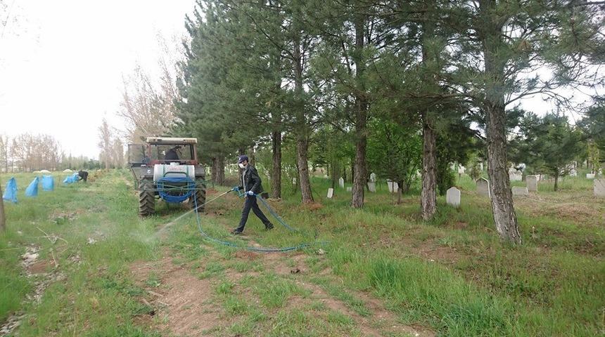 Aslanapa&rsquo;da mezarlık temizleme ve ila&ccedil;lama &ccedil;alışmaları