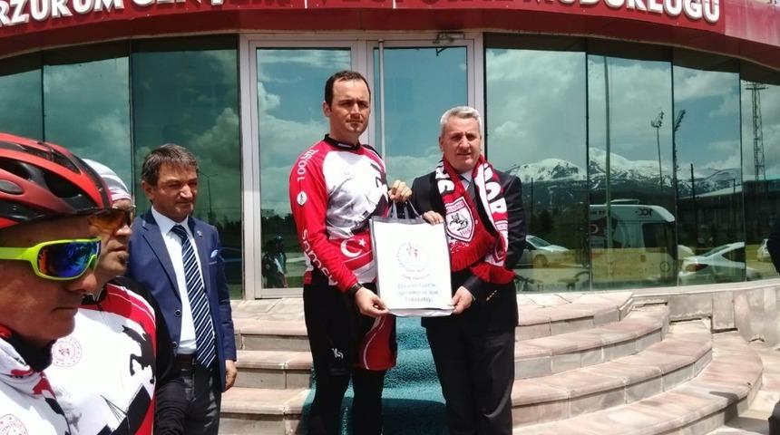 &lsquo;İlk Adım&rsquo;dan Kurtuluşa Ata&rsquo;nın izinde&rsquo; sloganıyla pedal &ccedil;eviren sporcular yola &ccedil;ıktı