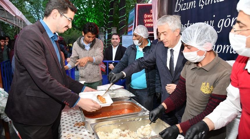 G&ouml;n&uuml;l Sofrasına her kesimden destek