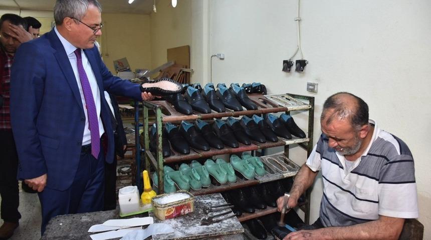 Vali Deniz, ayakkabıcı esnafının sorunlarını dinledi