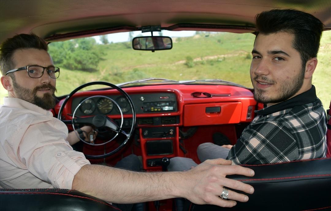  Bir kavanoz bal karşılığında aldıkları otomobili baştan başa yenilediler