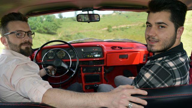  Bir kavanoz bal karşılığında aldıkları otomobili baştan başa yenilediler