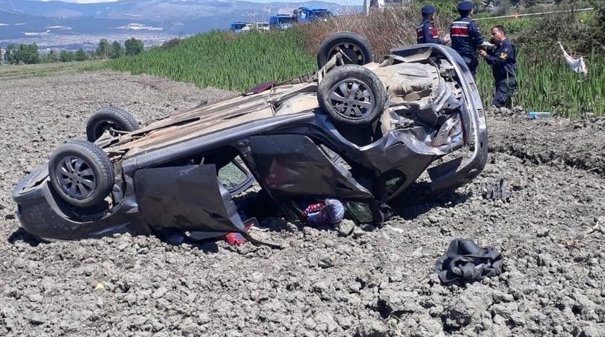 Otomobil tarlaya u&ccedil;tu: 1 &ouml;l&uuml;, 3 yaralı