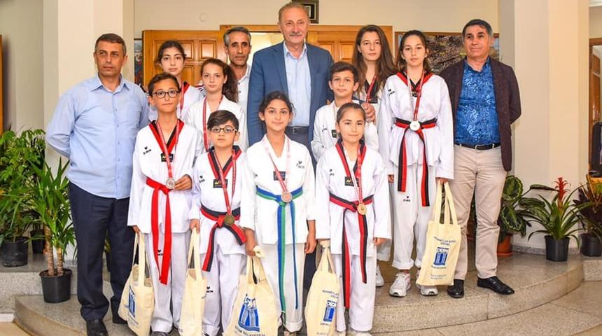 Tekvandocular başarılarını Başkan Atabay ile paylaştı