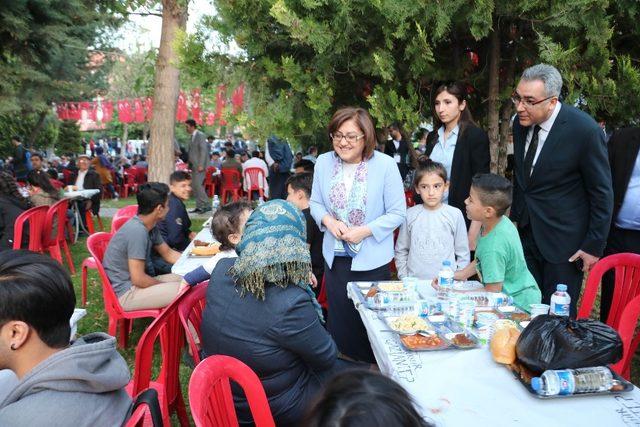 Fatma Şahin kardeşlik sofrasında vatandaşla iftarını açtı