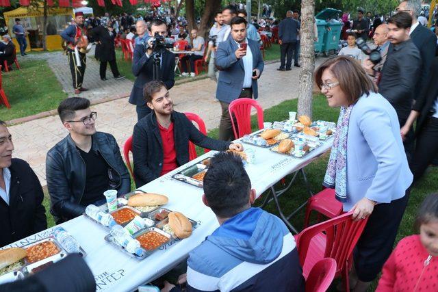 Fatma Şahin kardeşlik sofrasında vatandaşla iftarını açtı