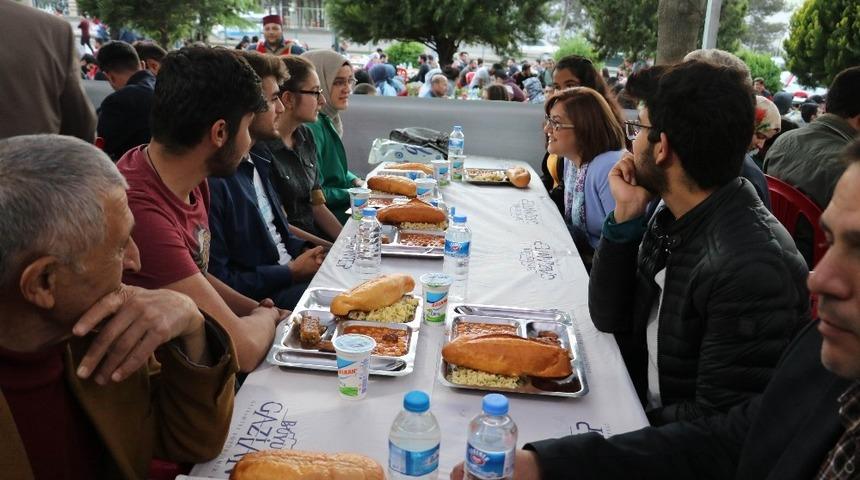 Fatma Şahin kardeşlik sofrasında vatandaşla iftarını a&ccedil;tı