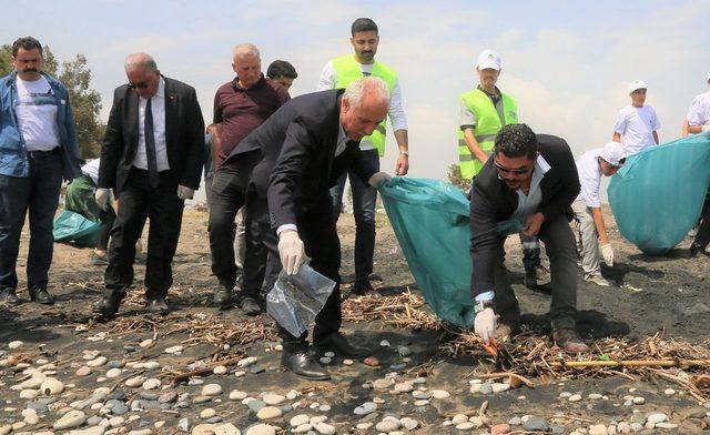 Başkan Gültak, yabancı öğrencilerle birlikte Kazanlı sahilinde çöp topladı