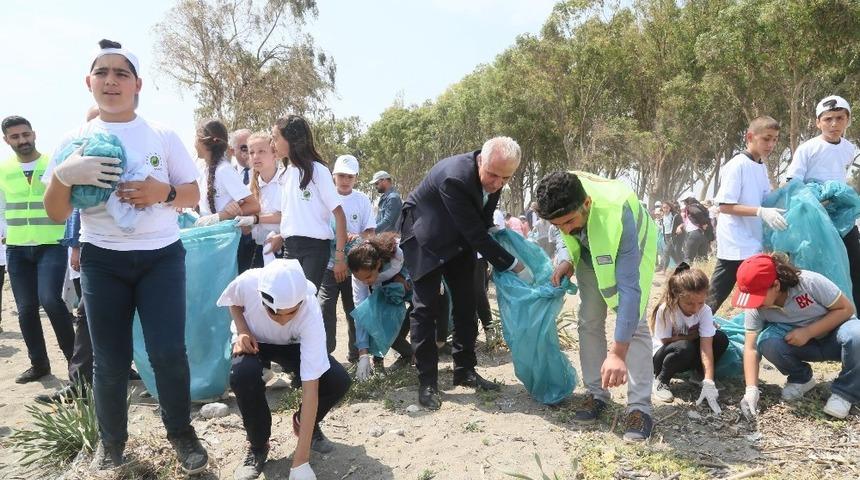 Başkan Gültak, yabancı öğrencilerle birlikte Kazanlı sahilinde çöp topladı