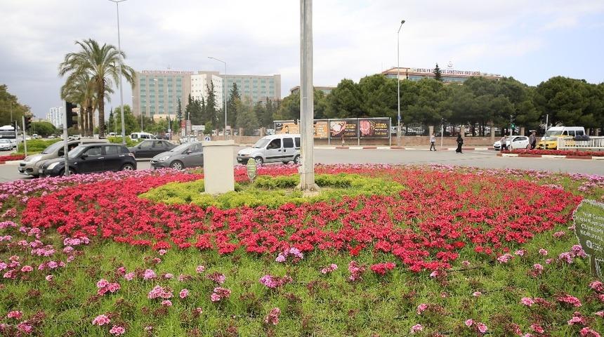 Antalya caddeleri renkleniyor