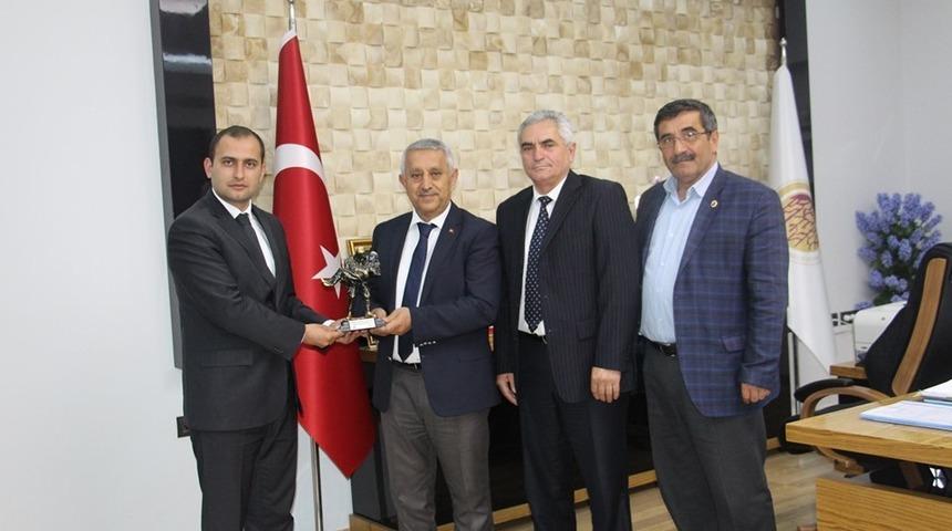 Dumlupınar protokol üyelerinden Başkan Zeybek’e hayırlı olsun ziyareti