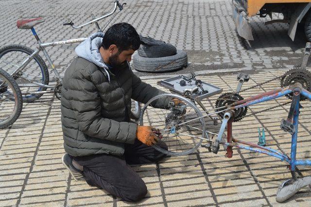 Hurda malzemelerden engelliler i&ccedil;in bisiklet yapıyor 1