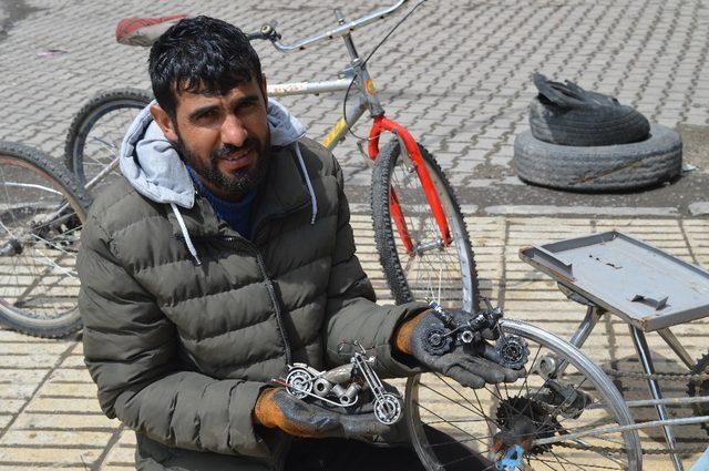 Hurda malzemelerden engelliler i&ccedil;in bisiklet yapıyor 2