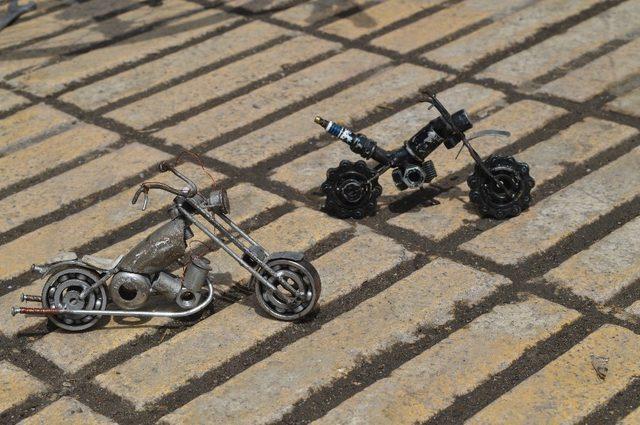 Hurda malzemelerden engelliler i&ccedil;in bisiklet yapıyor 3