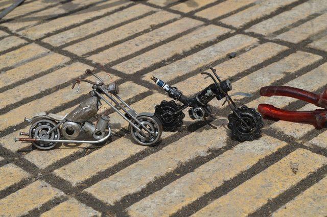 Hurda malzemelerden engelliler i&ccedil;in bisiklet yapıyor 4