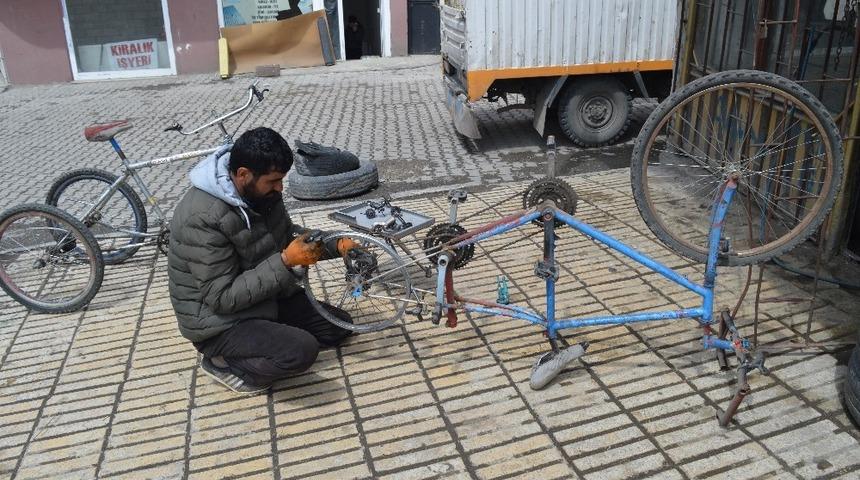 Hurda malzemelerden engelliler i&ccedil;in bisiklet yapıyor