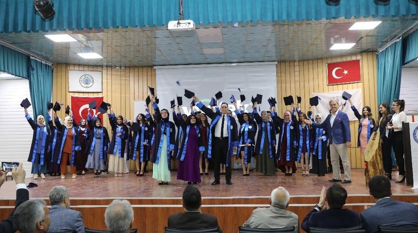 Simav Sağlık Hizmetleri Meslek Y&uuml;ksek Okulu ilk mezunlarını verdi