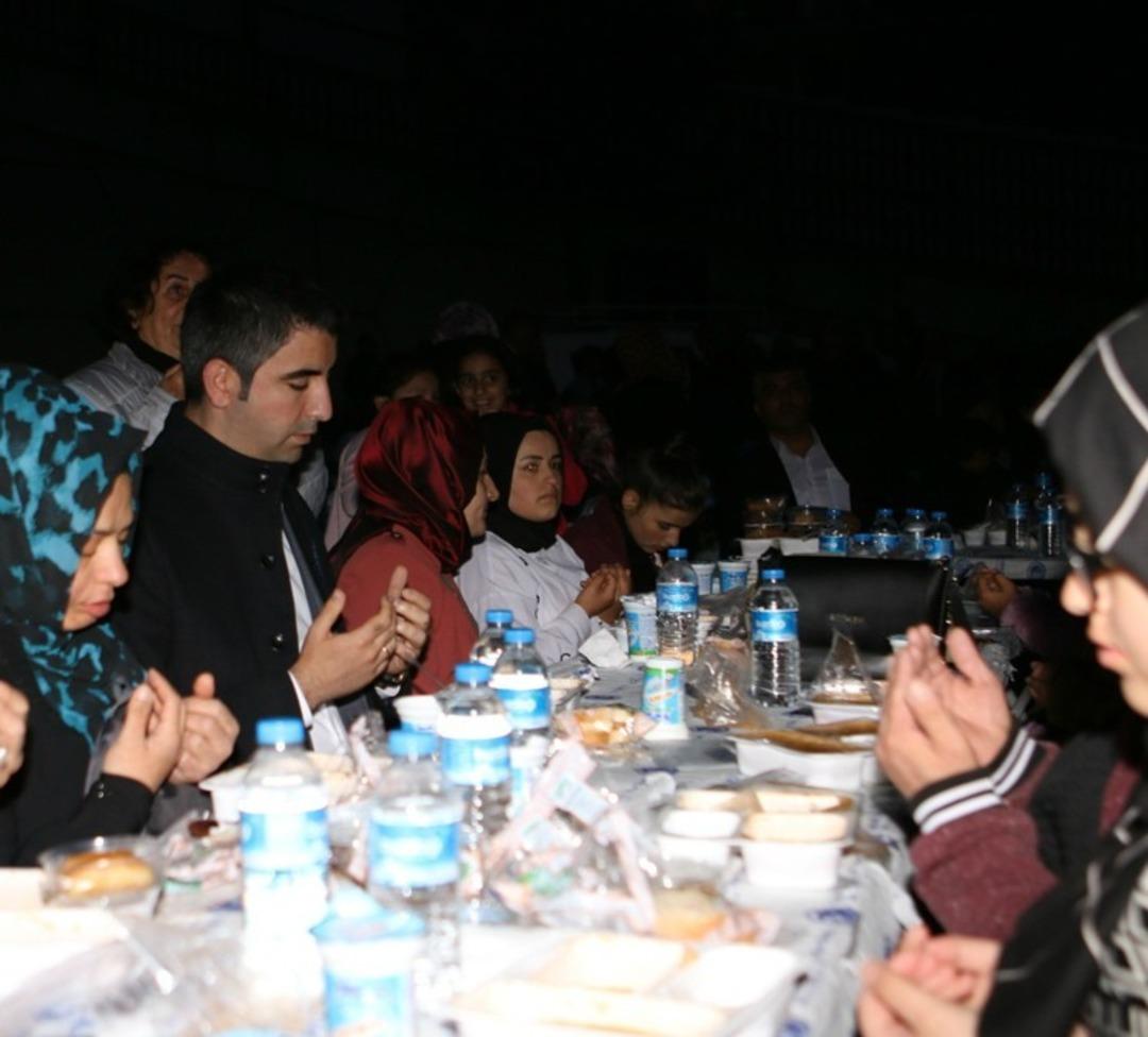 Başkan Y&uuml;ksel, orucunu Yakacık-Yeni Mahalle sakinleriyle a&ccedil;tı