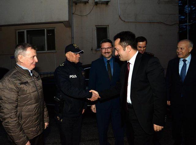 Vali Şentürk polislerle beraber iftar açtı