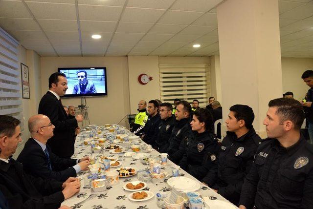 Vali Şentürk polislerle beraber iftar açtı