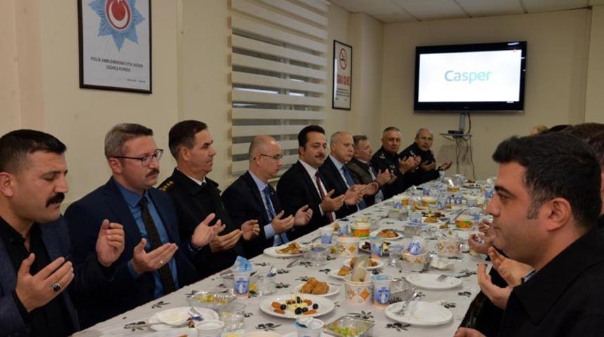 Vali Şent&uuml;rk polislerle beraber iftar a&ccedil;tı