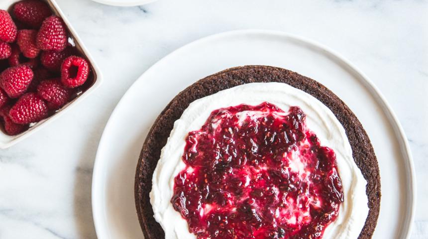 Ahududu Soslu Kakaolu Kek