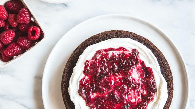 Ahududu Soslu Kakaolu Kek