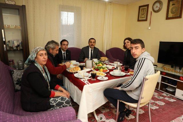 Vali Öksüz, iftarını Demirci ailesiyle birlikte açtı