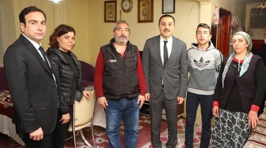 Vali &Ouml;ks&uuml;z, iftarını Demirci ailesiyle birlikte a&ccedil;tı