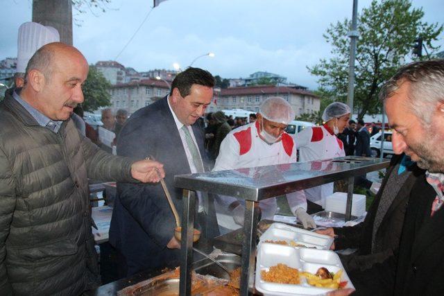 Başkan Yanmaz iftar çadırında vatandaşlarla bir araya geldi