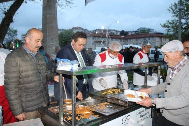 Başkan Yanmaz iftar çadırında vatandaşlarla bir araya geldi