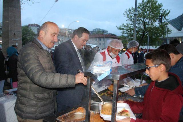 Başkan Yanmaz iftar çadırında vatandaşlarla bir araya geldi