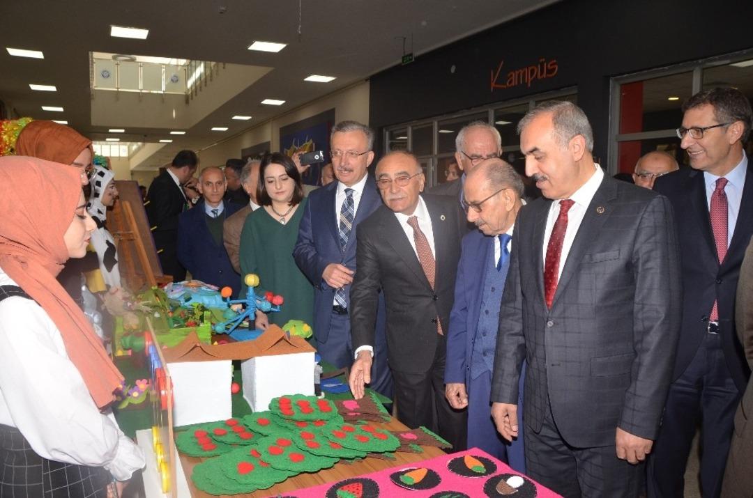 &Ccedil;ocuk gelişimi b&ouml;l&uuml;m&uuml; &ouml;ğrencilerinden materyal sergisi