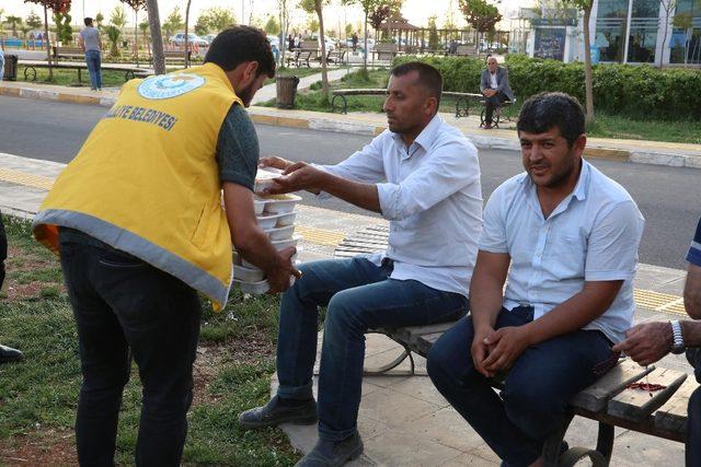 Haliliye Belediyesi iftarda hasta yakınlarının yanında oluyor