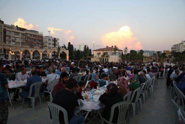 Haliliye Belediyesi iftarda hasta yakınlarının yanında oluyor