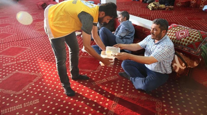 Haliliye Belediyesi iftarda hasta yakınlarının yanında oluyor