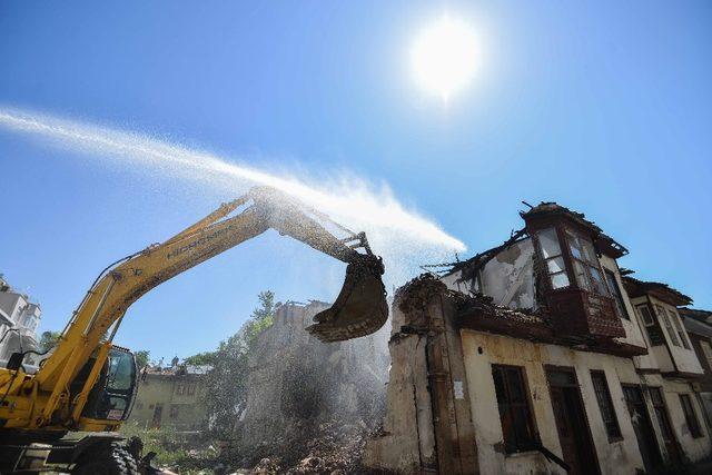 Haşim İşcan’da metruk binalar yıkılıyor