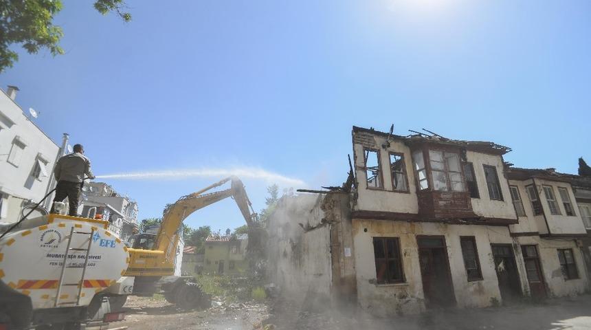 Haşim İşcan&rsquo;da metruk binalar yıkılıyor