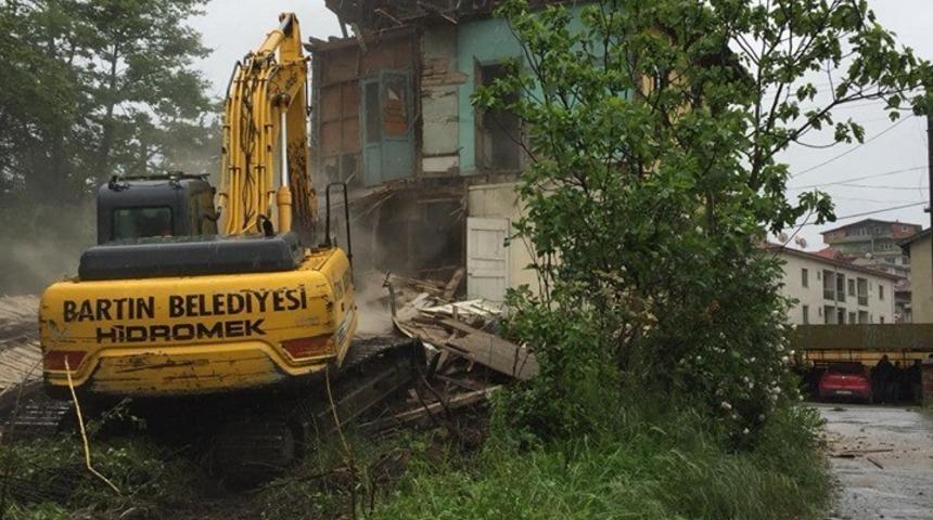 Tehlike oluşturan bina yıkıldı