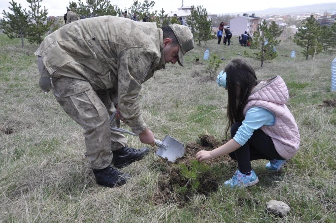 Kars&rsquo;ta  Jandarma 180. yıld&ouml;n&uuml;m&uuml;n&uuml; ağa&ccedil; dikerek kutladı