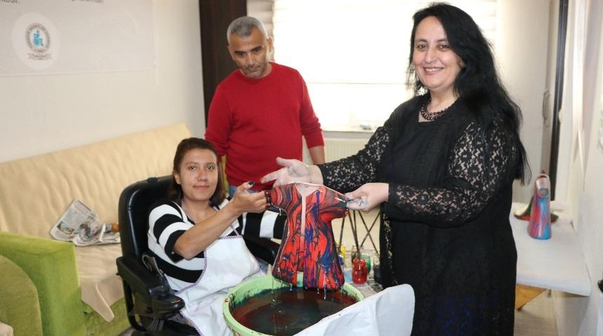 Engelli kursiyerler Ebru sanatı yaparak vakit ge&ccedil;iriyor