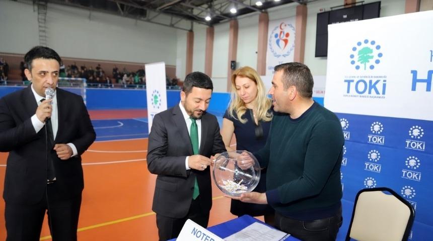 TOKİ konutları i&ccedil;in kura &ccedil;ekimi yapıldı