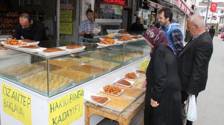 Ramazan dolayısıyla yemek &ccedil;ıkartmayan lokantalar tatlı satıyor