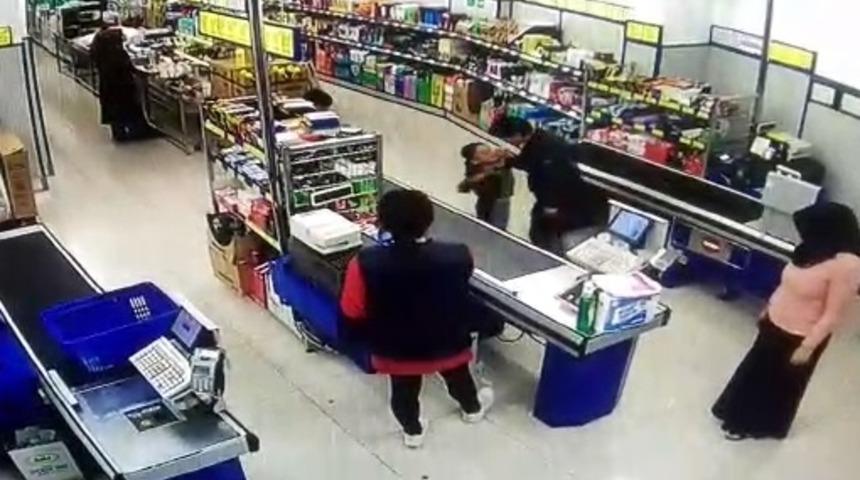 Ses sanatçısı, 'Kadın mısın yoksa erkek mi?' diye soran çocuğu dövdü