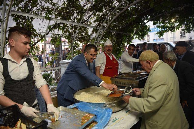 Taşköprü Belediye Başkanı Çatal, orucunu iftar çadırında açtı