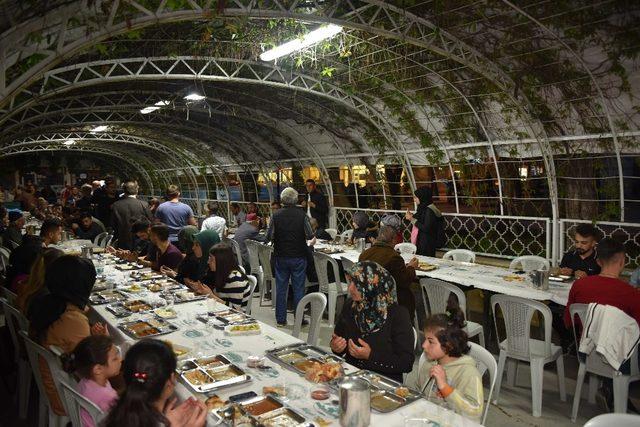 Taşköprü Belediye Başkanı Çatal, orucunu iftar çadırında açtı