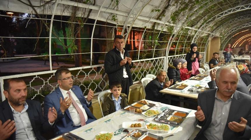 Taşk&ouml;pr&uuml; Belediye Başkanı &Ccedil;atal, orucunu iftar &ccedil;adırında a&ccedil;tı