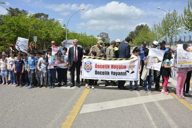 Siverek’te Trafik Haftası’nda ‘öncelik yayanın’ etkinliği